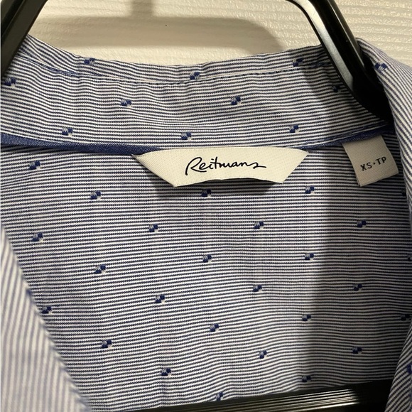 5/20$ Reitmans women’s Blue Button-Up Shirt size XS - Picture 3 of 4
